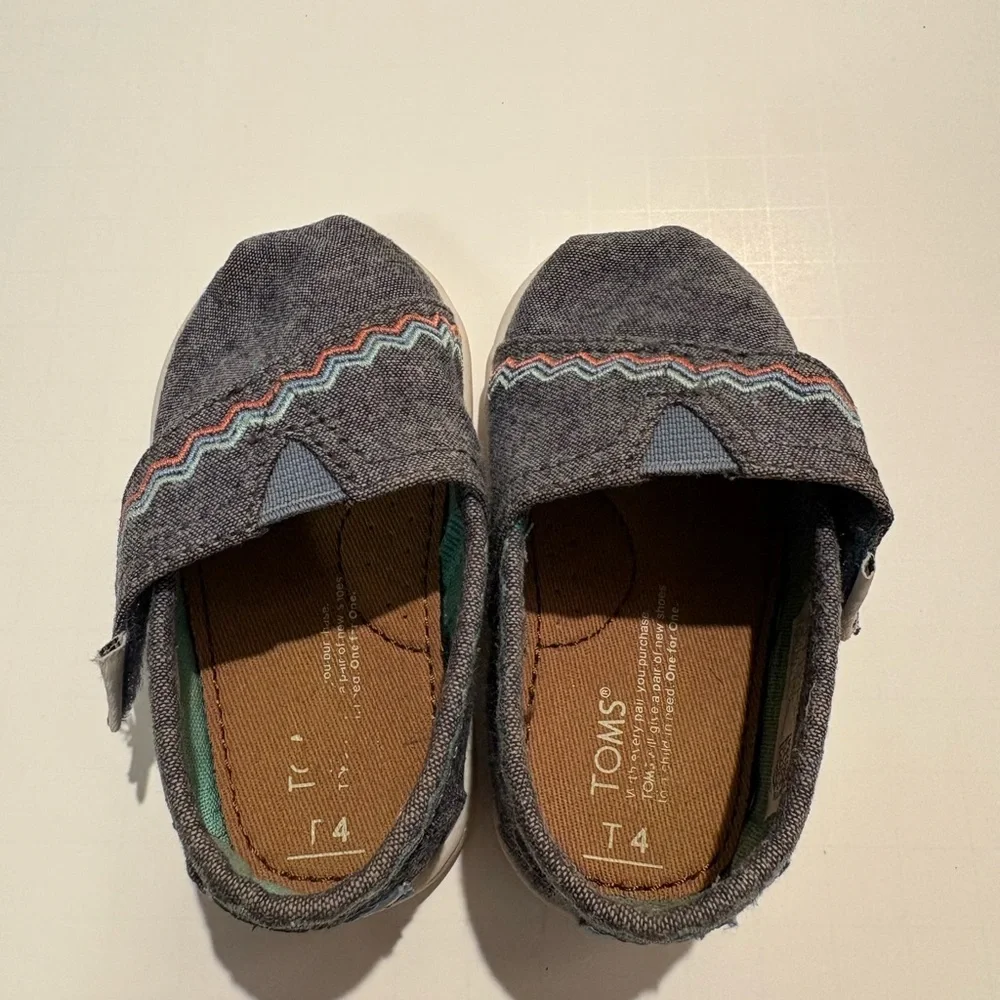 TOMS Tiny Bimini Slip-On Shoes, size T4.
